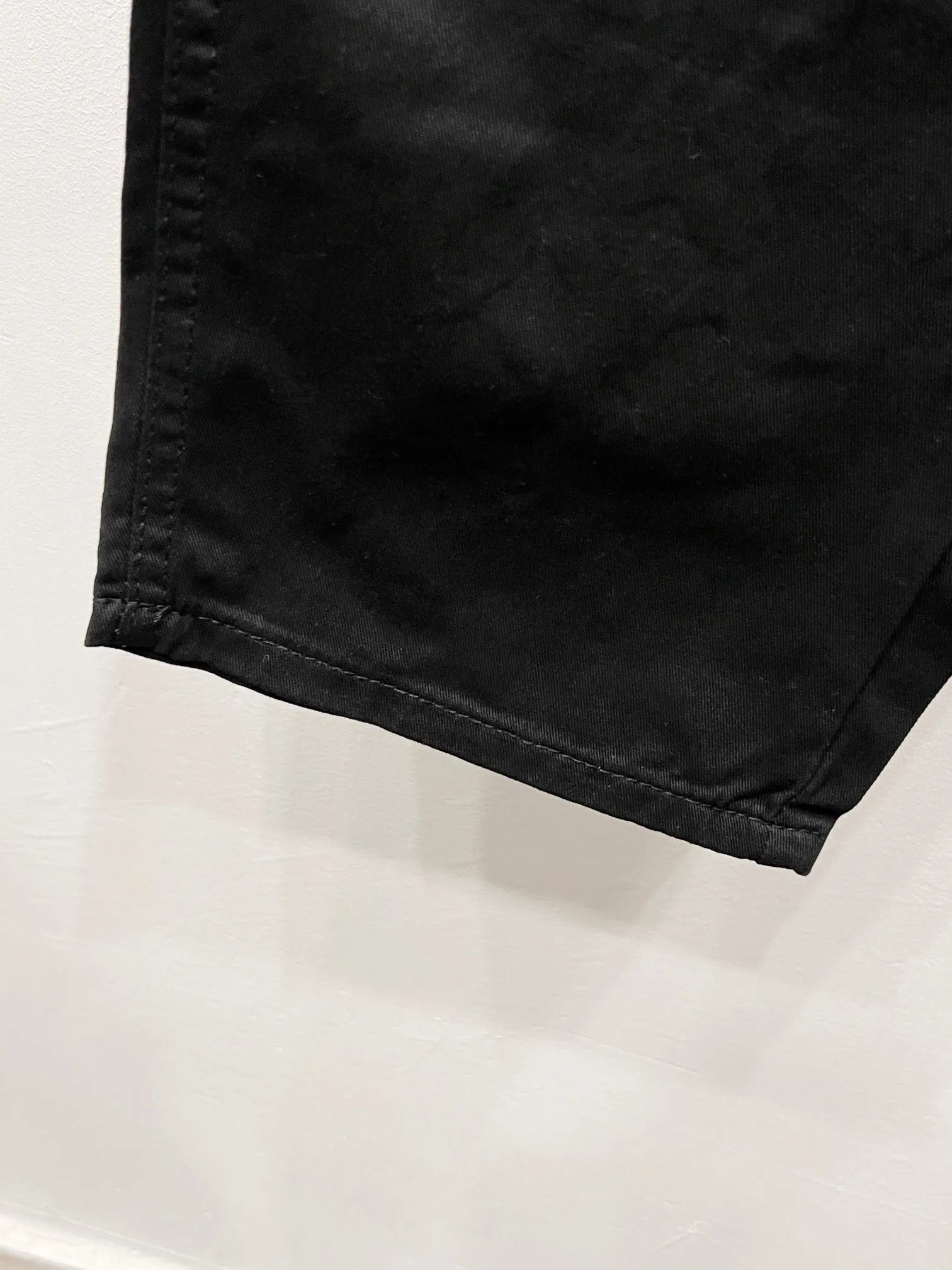 P260 Style: (r016) Croxin & 𝐂𝐡𝐫𝐨𝐦𝐞 𝐇𝐞𝐚𝐫𝐭 ss25 black white grain leather denim workwear logging pants. Styles with different washed textures are very friendly to people with thin legs. The slightly flared version perfectly modifies the leg shape. The timeless and moderate length makes it easy to match and match. It is the basis for various styles and is a must-have in your wardrobe! The fabric is stiff but also makes the upper body soft without losing texture. The washing process is even more perfect. It is a must-have item for everyone! ! ! Washed wheat, hang tag, pants label, three labels complete Color: black Size: 28-30-32-34-36
